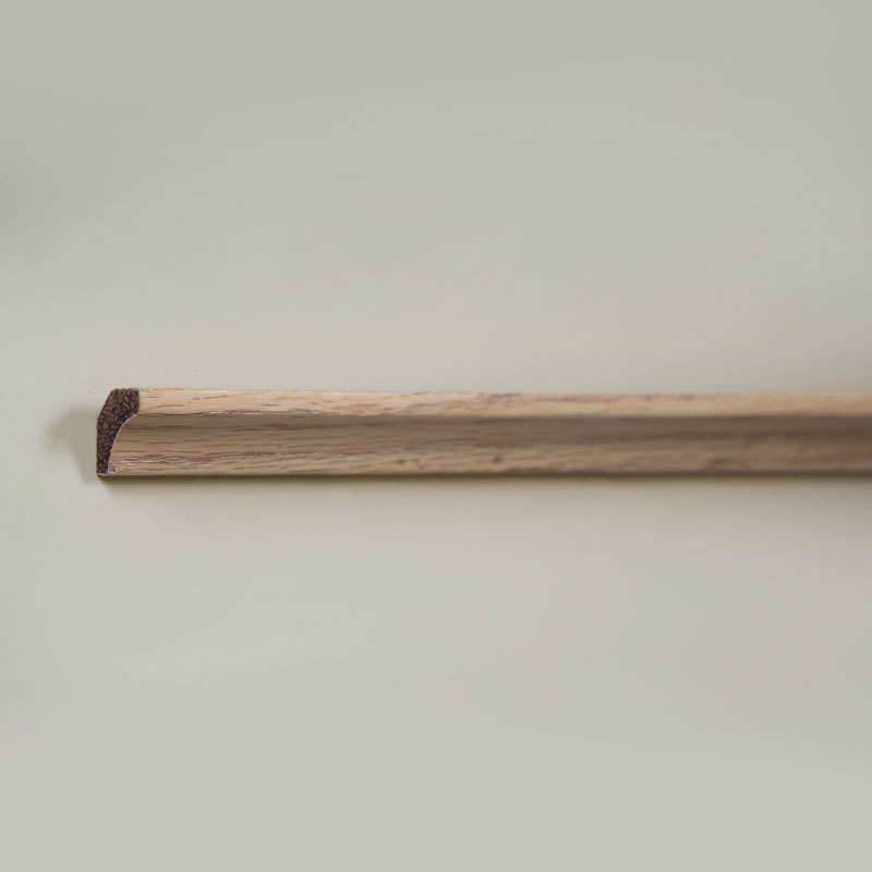 Tömör fa belső sarokléc/Scotia díszléc (vörös tölgy furnérral + festékkel burkolva) - tölgy színe 3/5' x 3/5'