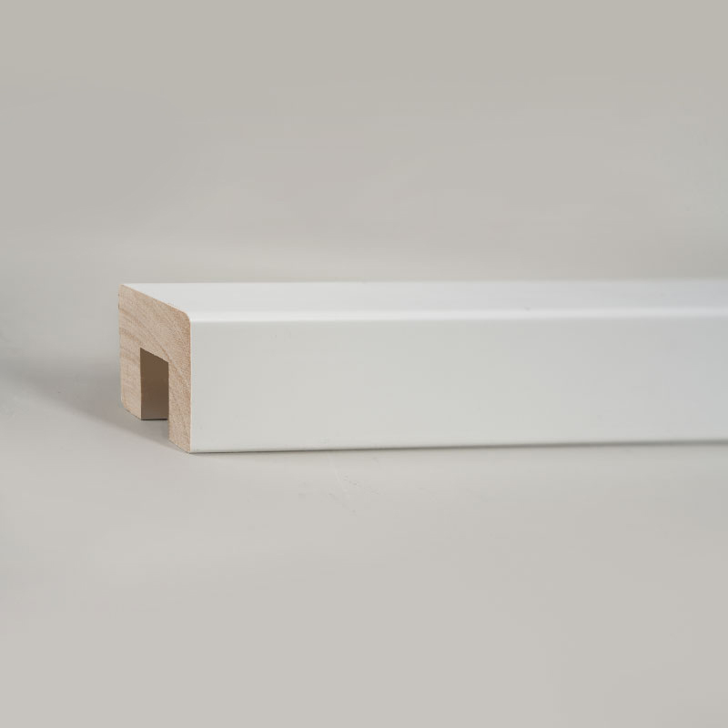 Tömör fa lépcsőkorlátok (töltőanyaggal alapozott és festett) - svájci fehér 1 1/6' x 1 1/6'