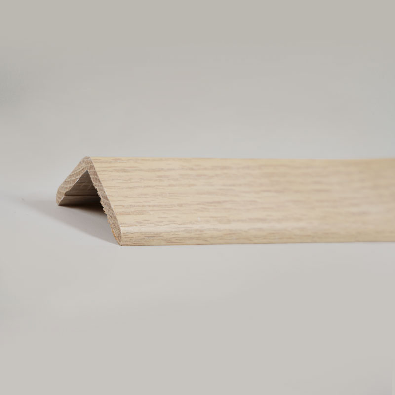 Tömör fa derékszögű (90°) átmeneti csík (vörös tölgy furnérral + festékkel burkolva) - tölgy színe 1 1/2' x 1 1/2'