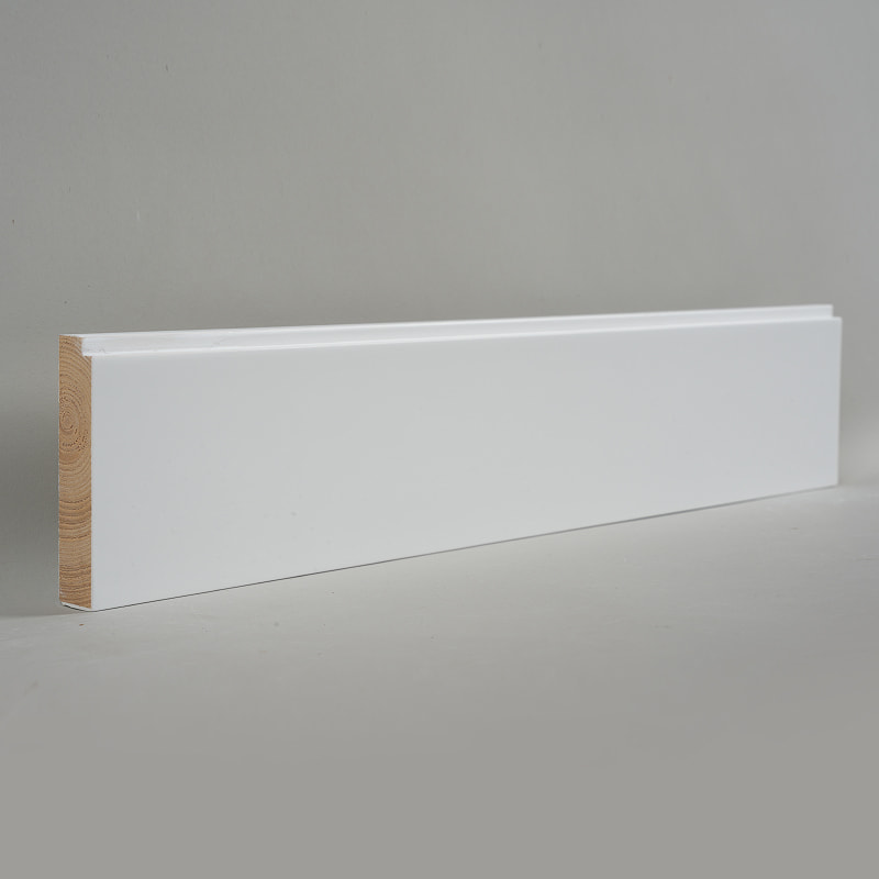 Fenyő szegélyléc (töltőanyaggal alapozott és festett) - fehér 3/5' x 3 1/6'-A1
